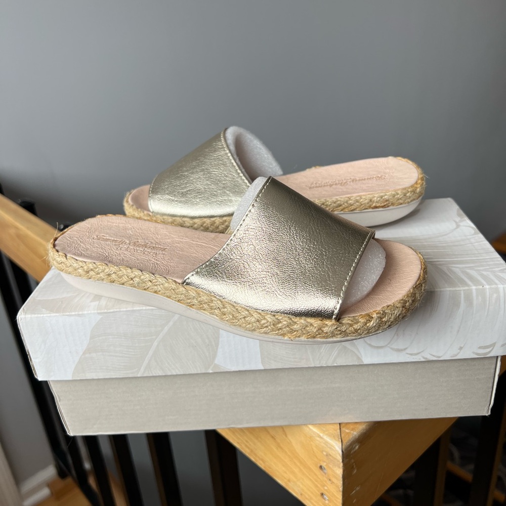 Women’s Tommy Bahama Platinum Gold Inaya Reflexology Sandals Raffia Sz 6 NIB